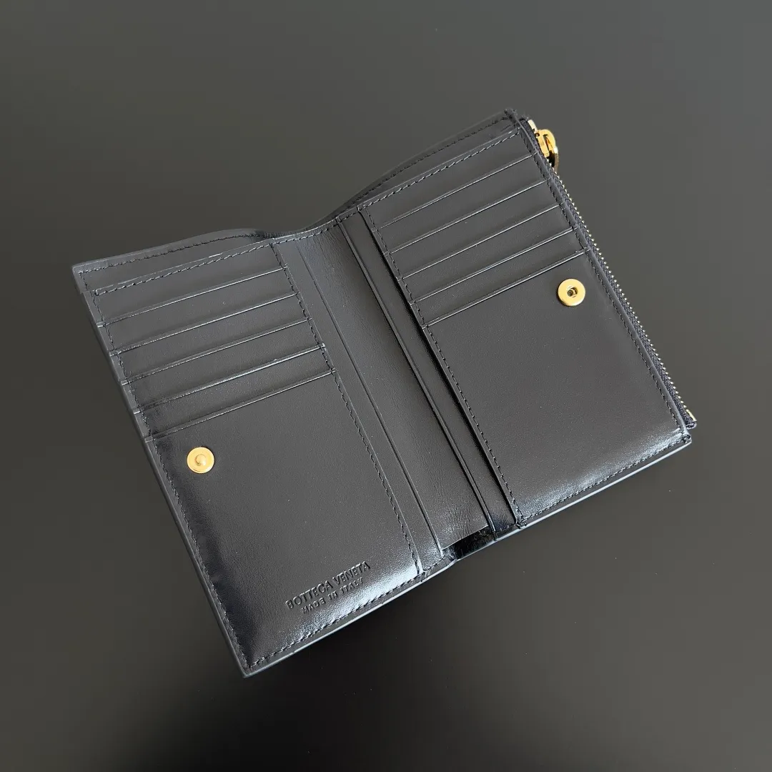 Batch 960 of BOTTEGA VENETA’s new woven small wallets are now shipping! ! ! 🥰🥰Made of carefully selected first-layer sheepskin fabric, this small luxury wallet has an elegant appearance and is also full of practicality. It can store change, driver's license and various cards at the same time. It is so small that it can be put in your pocket and carried with you. It is really convenient [Applause][Applause] Style No.: 667468 Size: 14.5*9.3*2cm
